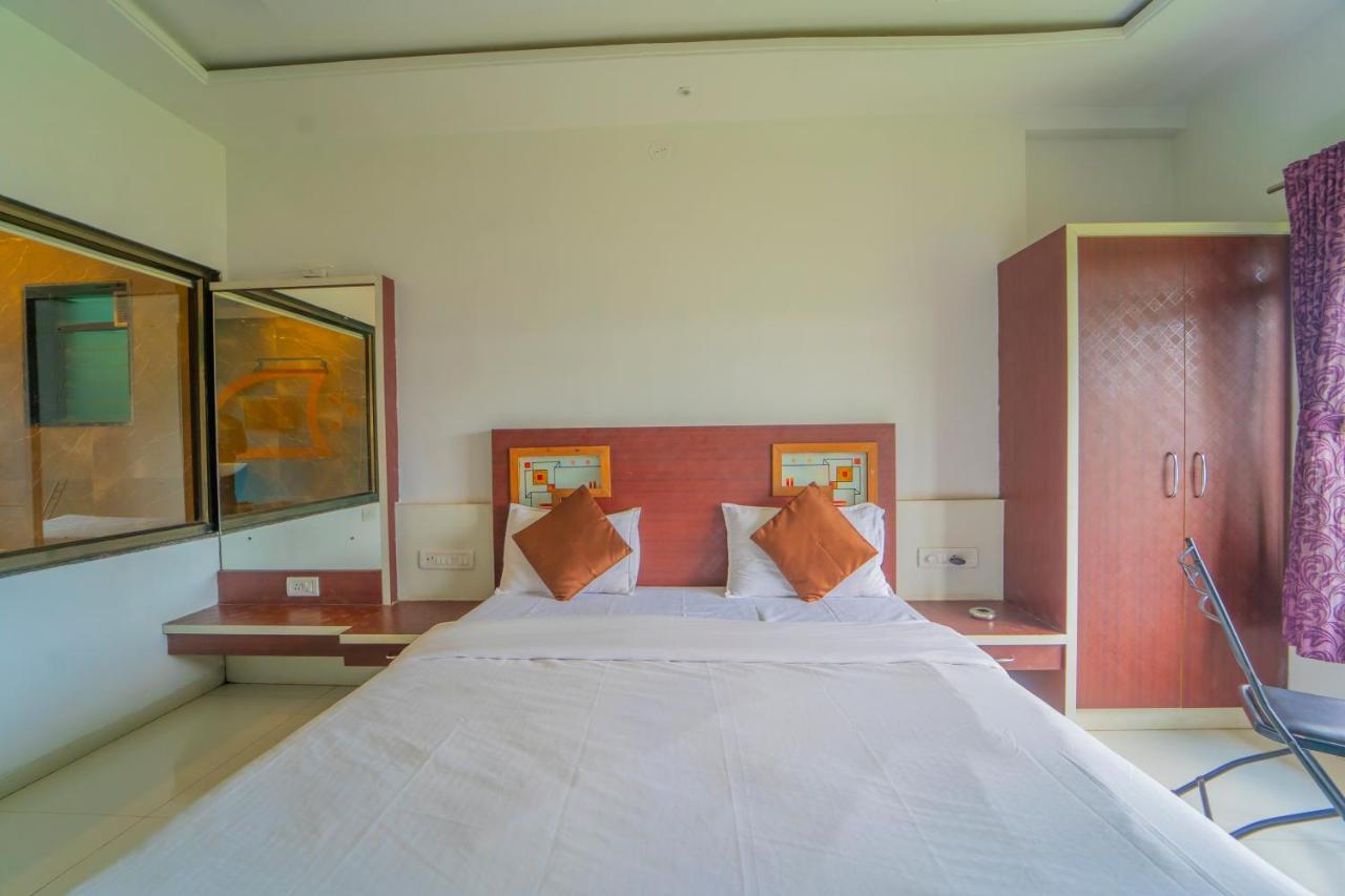 Hotel Veggies Residency & Pure Veg Restaurant à Mahābaleshwar Extérieur photo